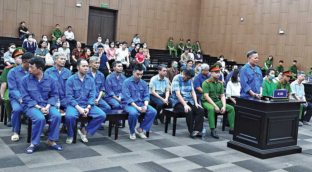 Các bị cáo tại phiên tòa sơ thẩm vụ án cấp phép, khai thác, tiêu thụ trái phép đất hiếm, xảy ra tại Công ty cổ phần Tập đoàn Thái Dương và các đơn vị liên quan