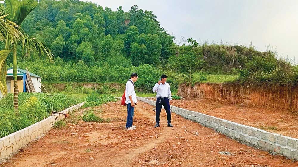 Một nhà đầu tư đi “săn” đất tại vùng ven Hà Nội (Ảnh: Trương Thanh)