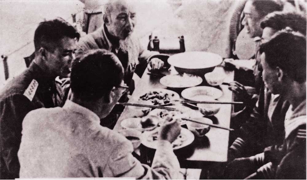 Cựu chiến binh, Đại tá Trần Bạch (ngoài cùng bên phải) đang được Bác hỏi chuyện trong bữa cơm thân mật