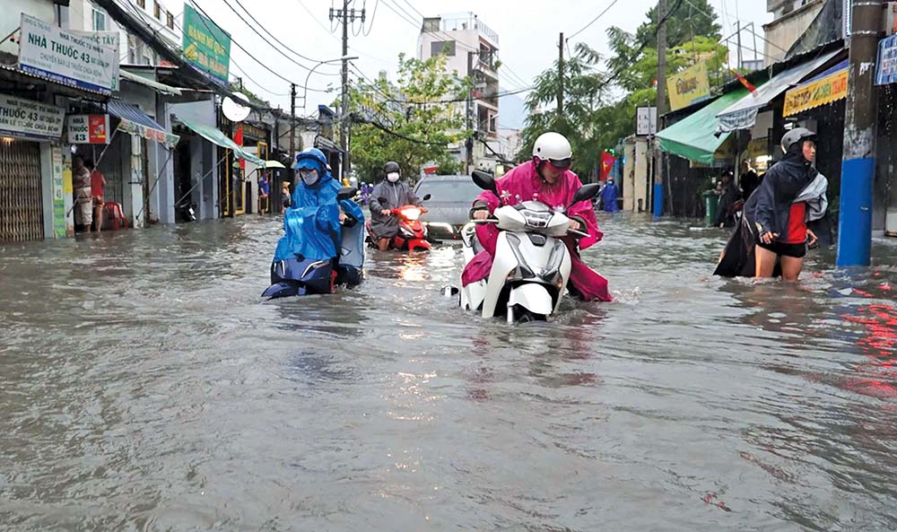 Cảnh quen thuộc ở TP.HCM mỗi mùa mưa tới	