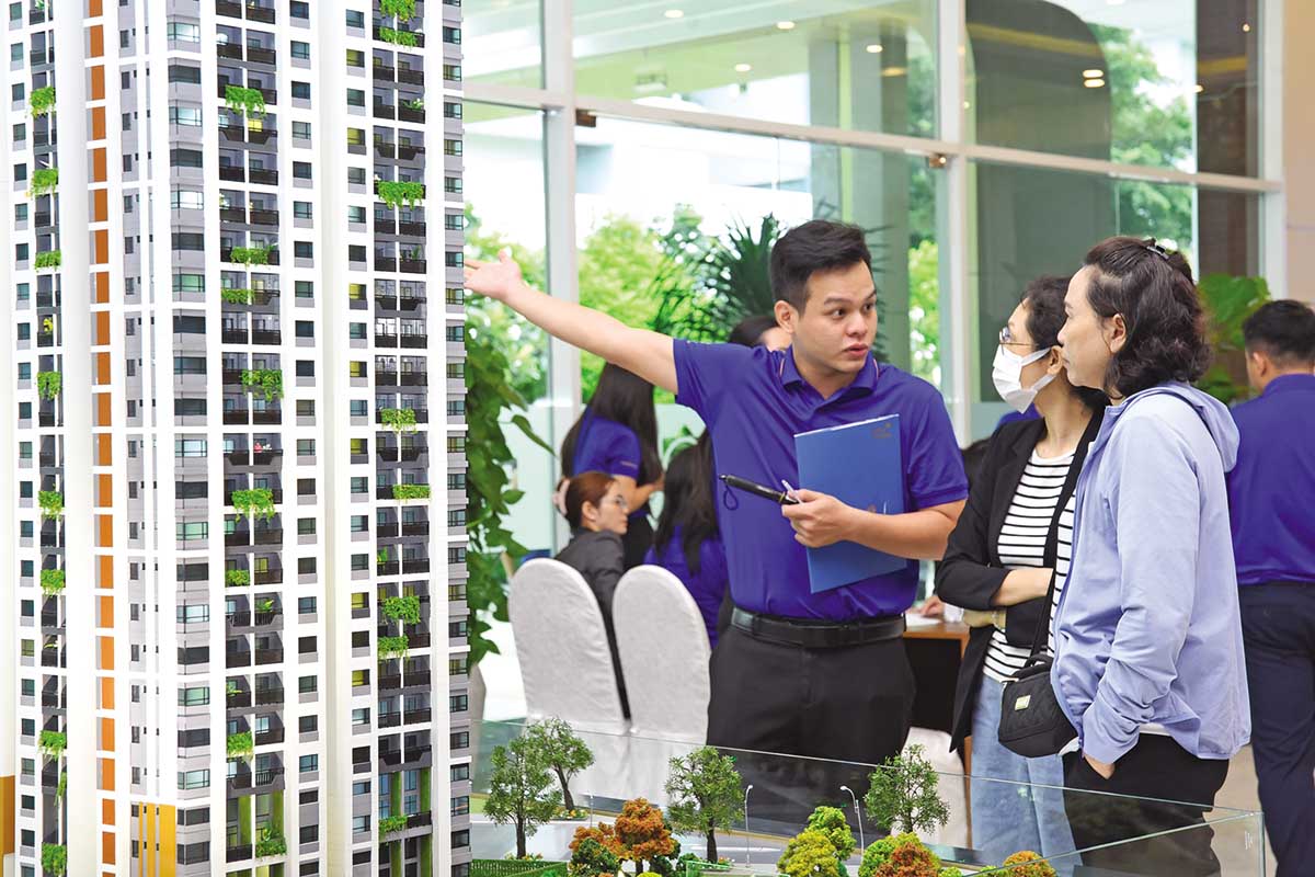 Khách hàng đi tìm mua căn hộ, nhưng phần đông chỉ tham khảo và chờ đợi vì giá đang cao (Ảnh: V.D)