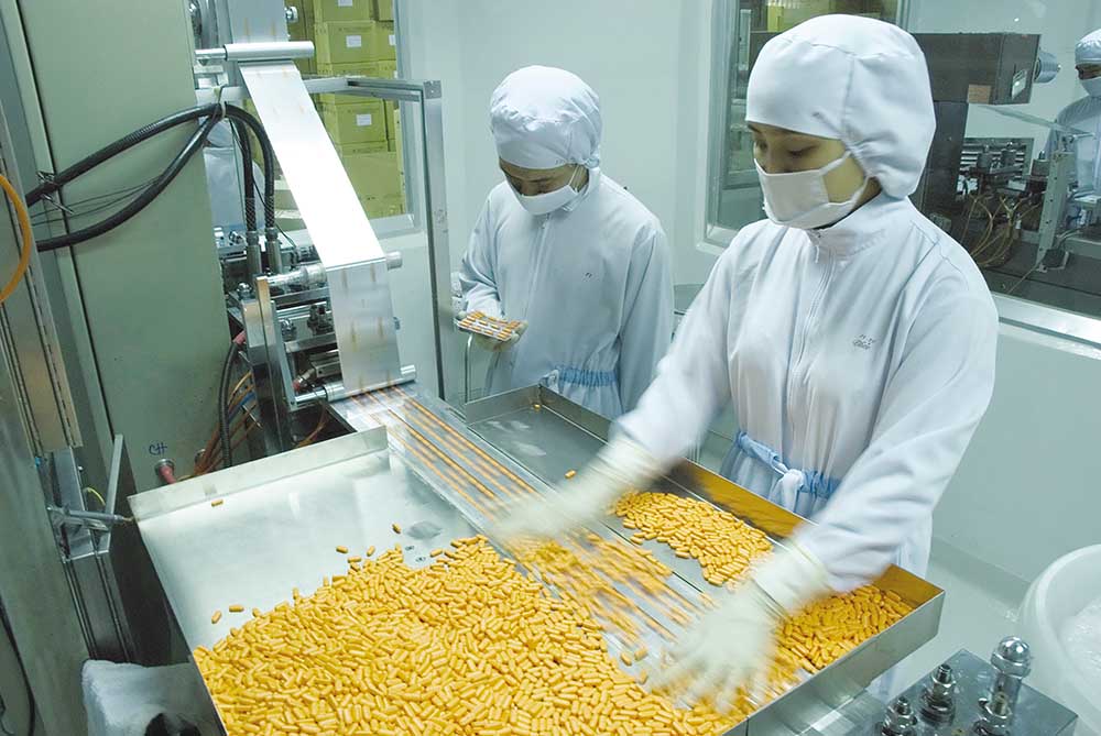 Lĩnh vực y tế, dược phẩm đang được các nhà đầu tư nước ngoài săn đón. Trong ảnh: Sản xuất thuốc tại Traphaco