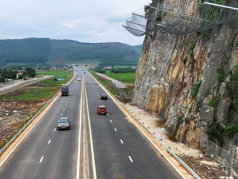 Tuyến cao tốc Bắc - Nam phía Đông được đề xuất mở rộng từ quy mô 4 làn xe hạn chế lên quy mô 6 làn xe. Trong ảnh: Đoạn Mai Sơn - Quốc lộ 45