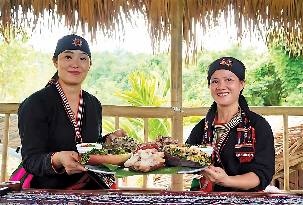 Đồng bào nơi đây rất tinh tế trong việc đưa dược liệu vào món ăn (Ânh: hồ hạ)
