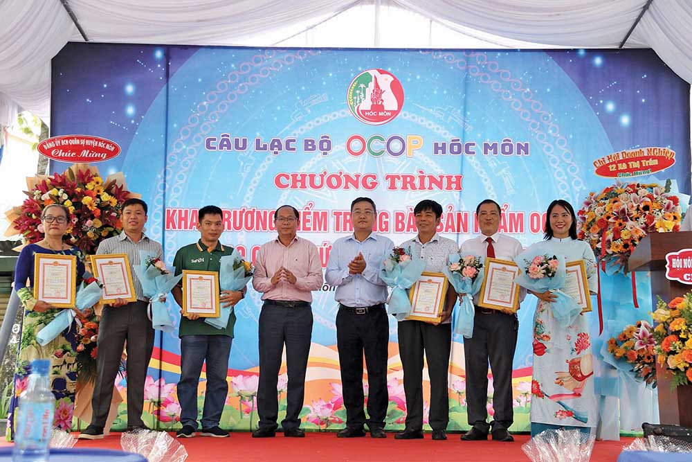 Ông Vũ Hồng Anh (thứ 2, từ phải sang) nhận Giấy chứng nhận OCOP 3 sao cho sản phẩm của Công ty Suntex AK