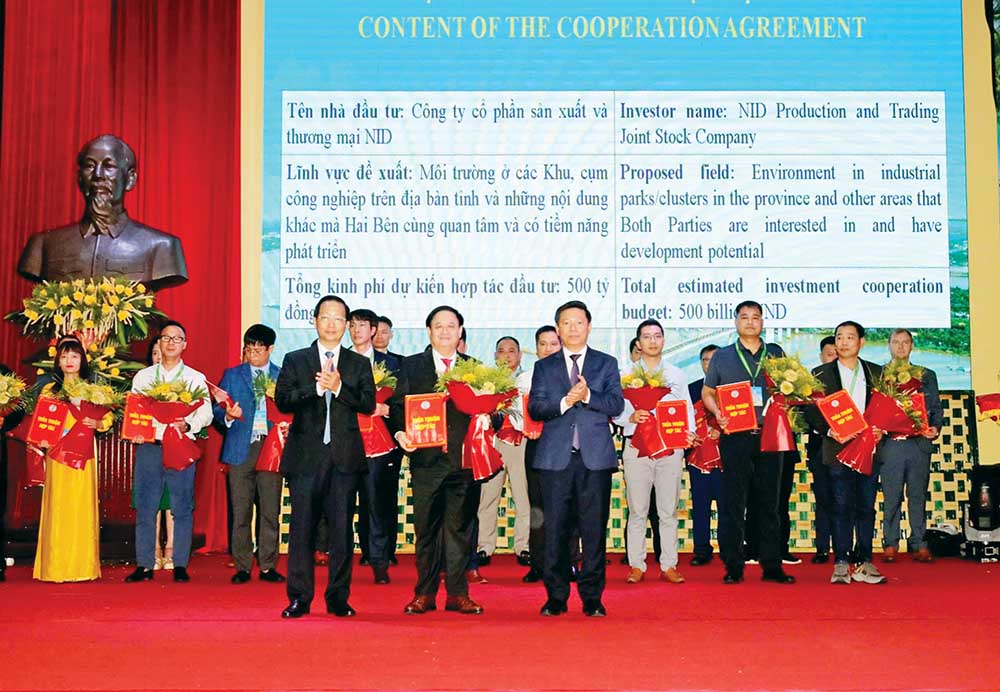 Lãnh đạo tỉnh Bến Tre trao Giấy chứng nhận đầu tư cho nhà đầu tư tại Hội nghị Xúc tiến đầu tư tỉnh Bến Tre năm 2024 