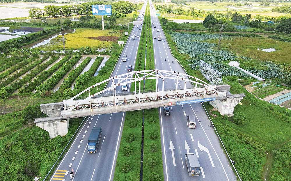 Một cầu đường sắt thi công dang dở trên tuyến đường sắt Yên Viên - Phả Lại - Hạ Long - Cái Lân