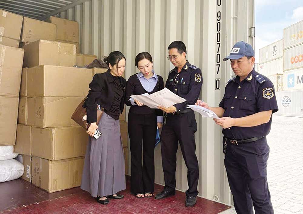 Công chức Hải quan cửa khẩu cảng Sài Gòn khu vực 1 kiểm tra lô hàng chứa nhiều sản phẩm giả của Công ty TNHH K.T.Đ