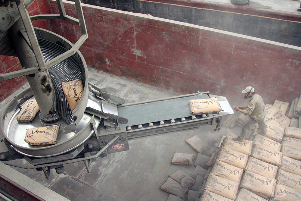 Tình trạng khan hiếm cát, đá, gạch xây dựng tác động đến tiêu thụ xi măng trong nước thời gian gần đây	Ảnh: Đức Thanh