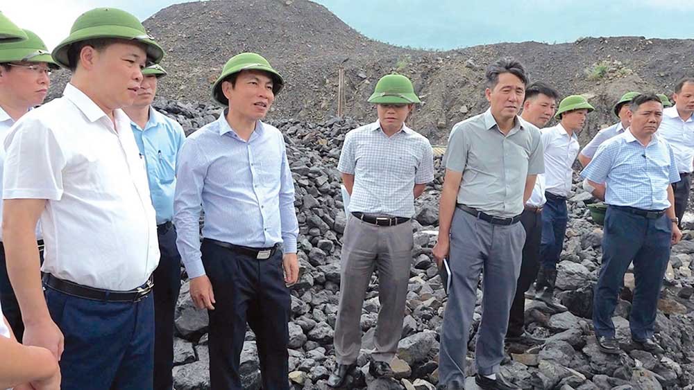 Ông Nguyễn Huy Nam, Phó tổng giám đốc TKV chỉ đạo các đơn vị được giao quản lý, vận hành các công trình phòng, chống mưa bão phải kiểm tra, duy tu thường xuyên