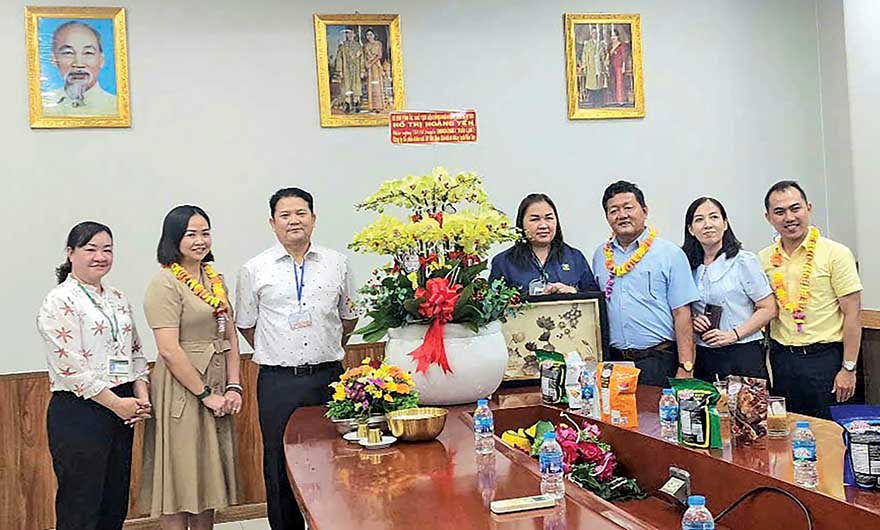 Lãnh đạo Ban Quản lý các KCN tỉnh Bến Tre đến thăm hỏi động viên và trao quà các doanh nghiệp trong KCN Bến Tre