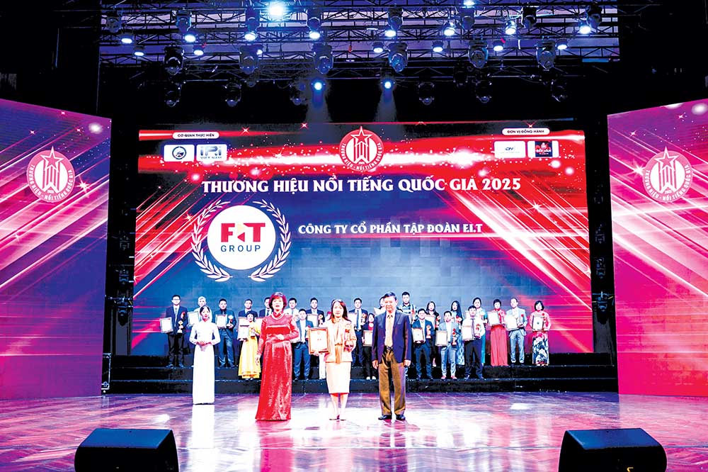 Đại diện F.I.T Group nhận giải thưởng Top 10 thương hiệu nổi tiếng quốc gia 2025  
