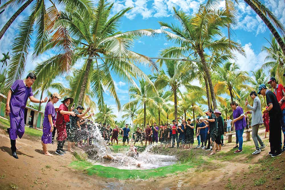 Du khách trải nghiệm trò chơi dân gian giữa rừng dừa Bến Tre