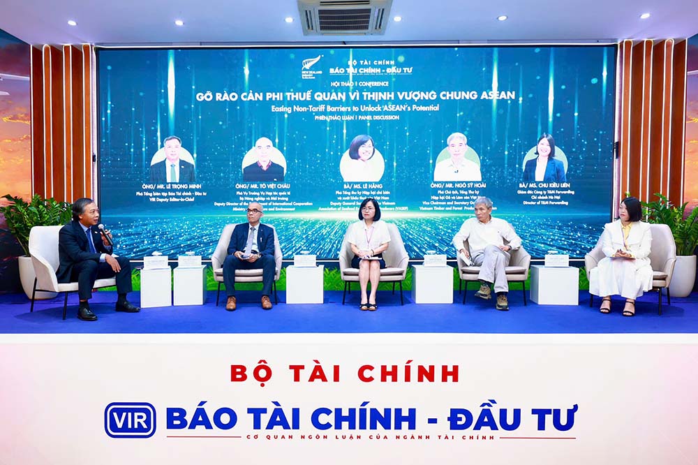 Các chuyên gia tham dự Hội thảo cho rằng, rào cản phi thuế quan vẫn làm tăng chi phí và giảm sức cạnh tranh của hàng Việt tại thị trường ASEAN	