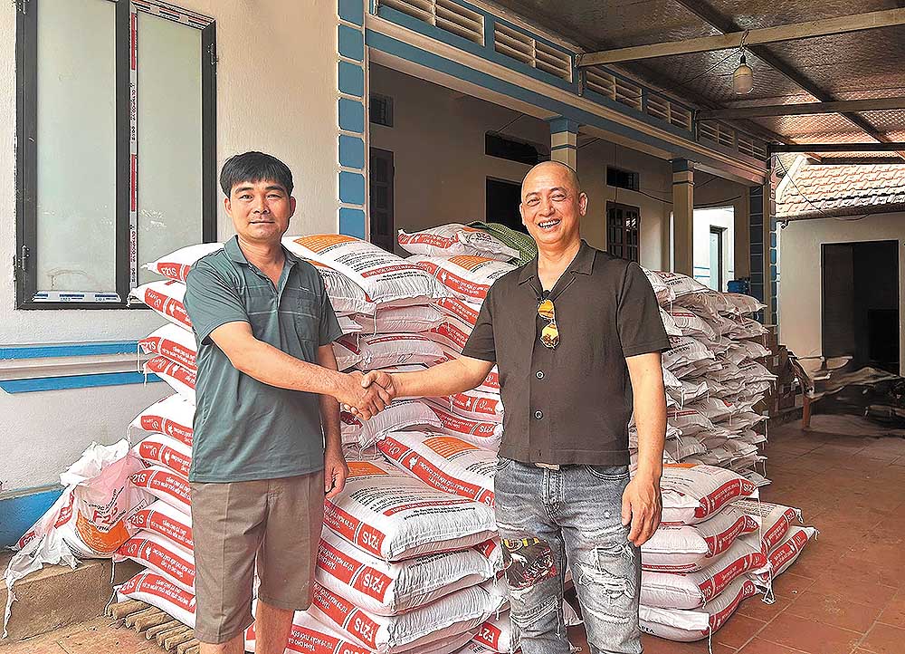 Với chất lượng tốt và dịch vụ hỗ trợ nhanh chóng, anh Nguyễn Văn Tuấn (xã Xuân Lương, tỉnh Bắc Ninh) yên tâm hợp tác với anh Thống để phát triển chăn nuôi