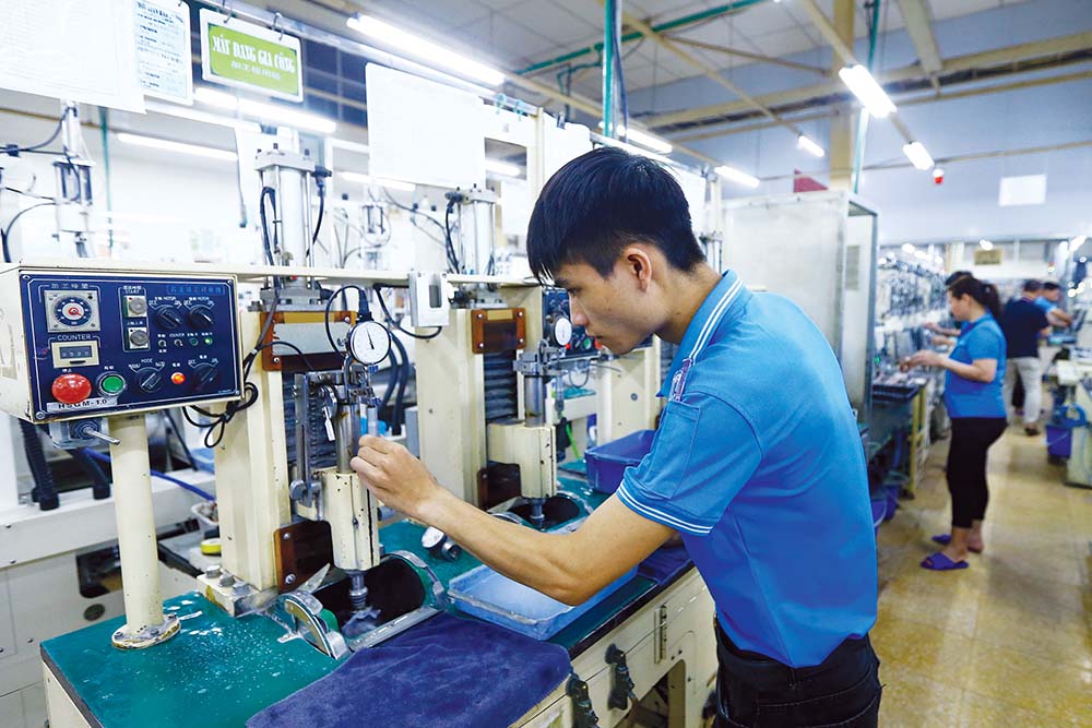 Cơ hội từ chính sách đang rất lớn khi hàng loạt quyết sách quan trọng, liên quan trực tiếp tới hoạt động sản xuất, kinh doanh, đầu tư của doanh nghiệp vừa được Quốc hội thông qua. Trong ảnh: Sản xuất thấu kính chuyên dụng tại Nhà máy R Technical (Hòa Bình)          Ảnh: Đức Thanh