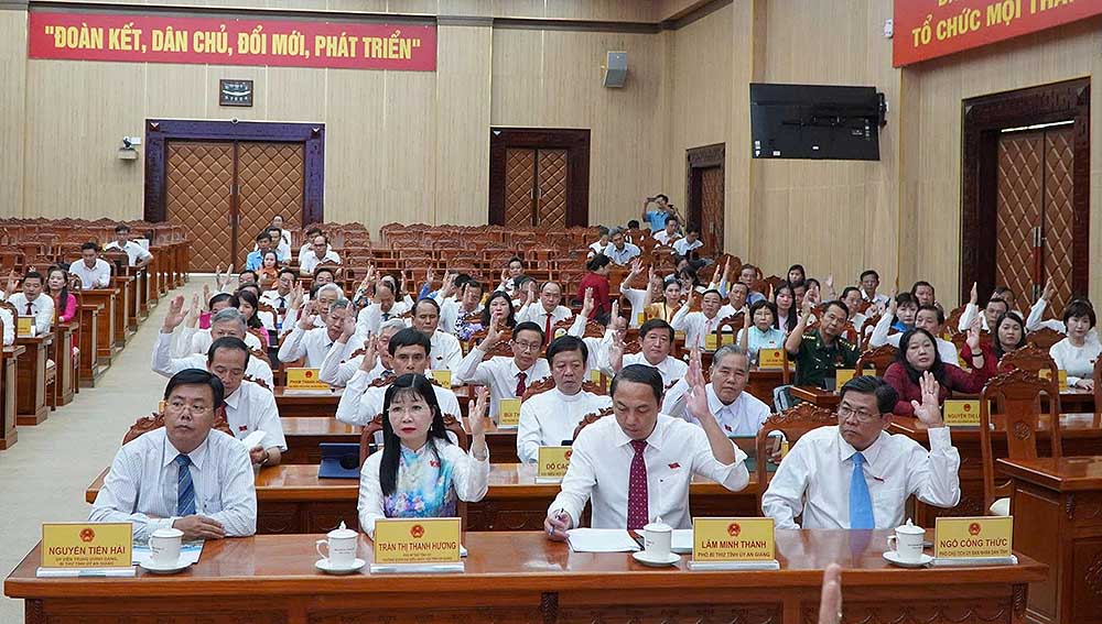 Đại biểu HĐND tỉnh An Giang biểu quyết thông qua các Nghị quyết