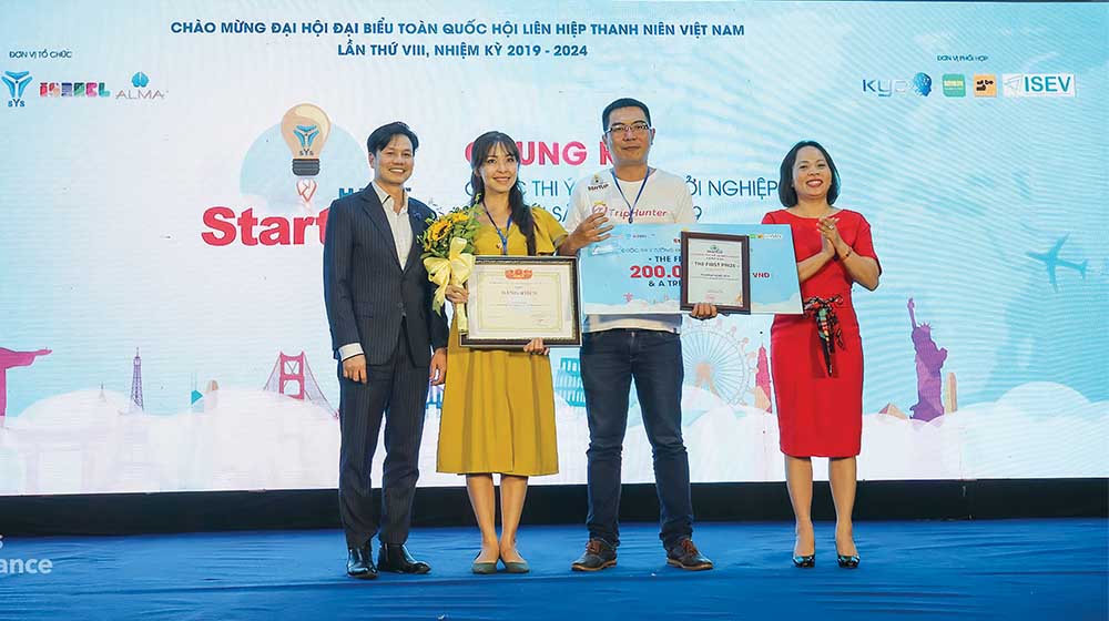 doanh nhân Hồ Anh Tuấn (thứ hai, từ phải sang) nhận giải quán quân tại Cuộc thi Ý tưởng khởi nghiệp sáng tạo startup Hunt năm 2019