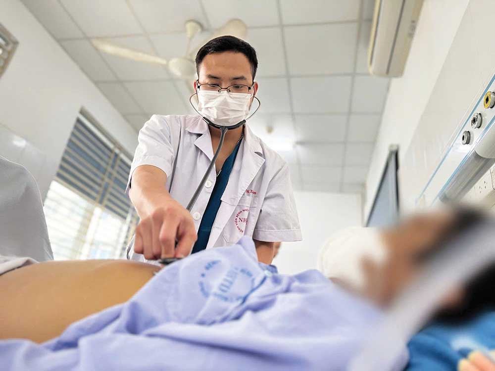 Bệnh nhân đang điều trị do lạm dụng corticoid tại Bệnh viện Bệnh Nhiệt đới trung ương