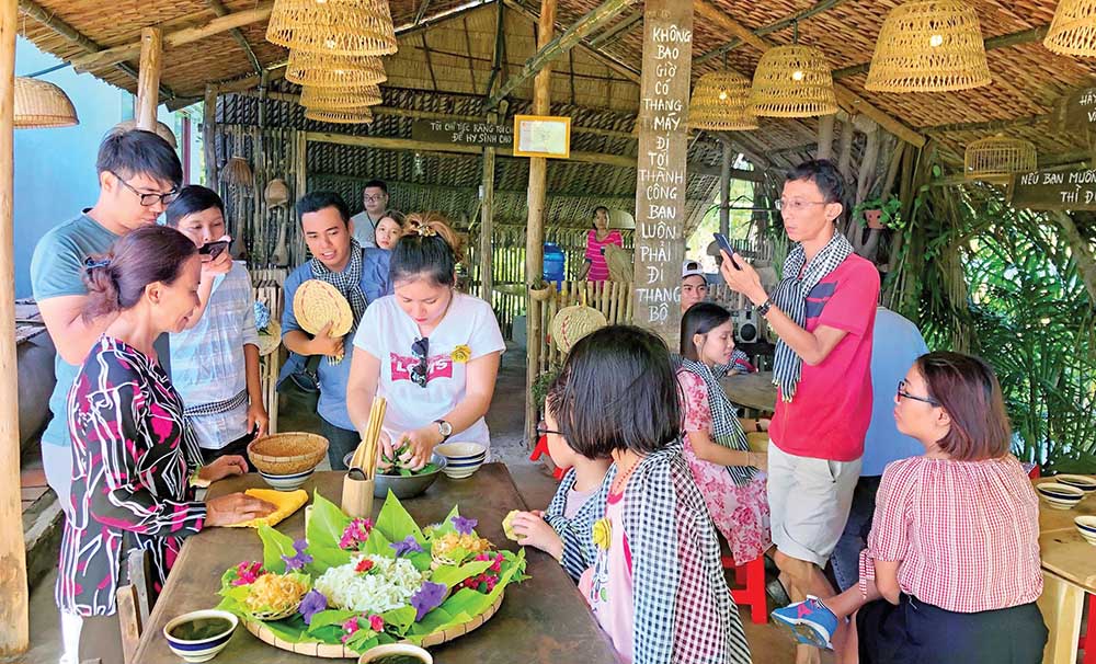 Du khách thích thú trải nghiệm ẩm thực tại Điểm du lịch cộng đồng Cồn Chim (Ảnh: TTXT du lịch Trà Vinh)