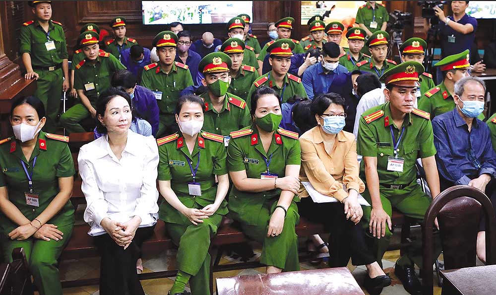 Trương Mỹ Lan (mặc áo trắng) và cựu Cục trưởng Cục Thanh tra, giám sát ngân hàng II (Cục II, thuộc NHNN) Đỗ Thị Nhàn tại tòa