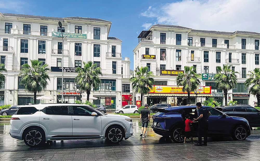 Tại các đô thị lớn, ô tô cá nhân tăng mạnh, dẫn đến thiếu trầm trọng chỗ đỗ xe