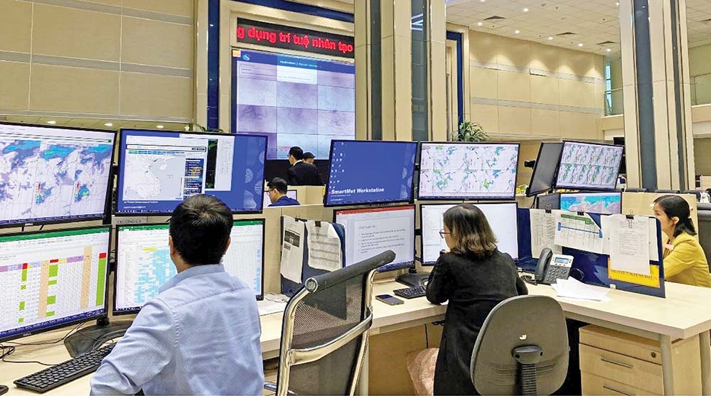 Dự báo viên phân tích dữ liệu trên hệ thống SmartMet để phát bản tin cảnh báo thiên tai (Ảnh: Hoài Linh)