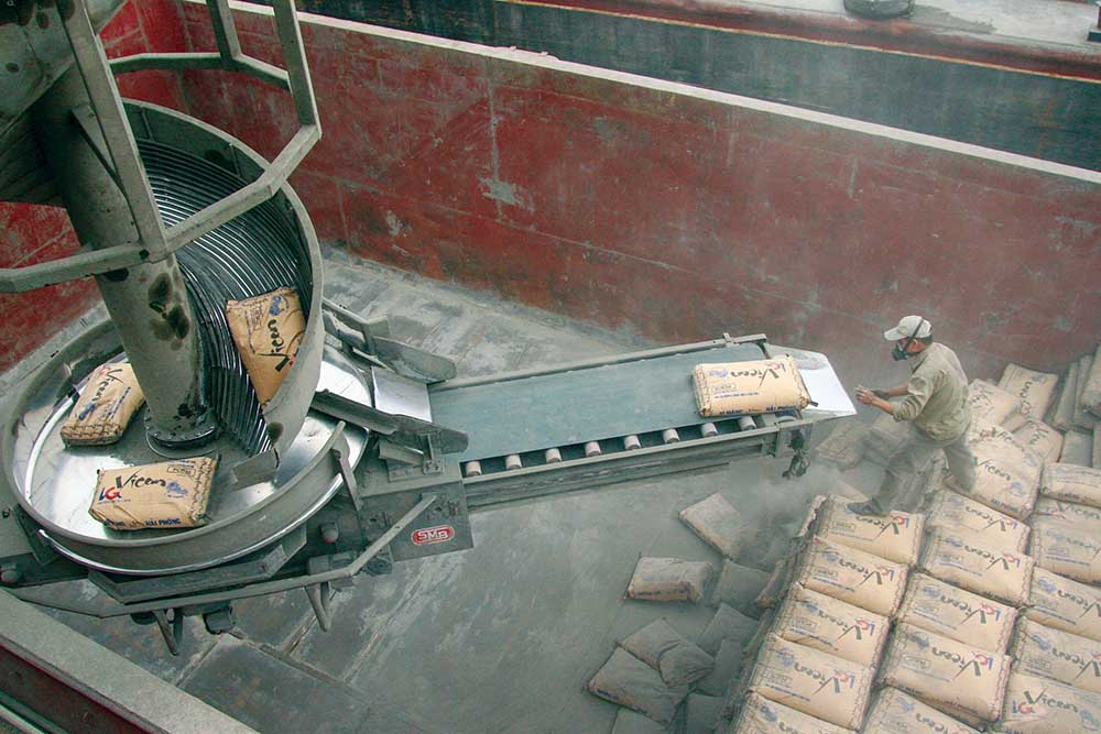Công suất sản xuất xi măng của Việt Nam đạt 123 triệu tấn/năm, trong khi tiêu thụ trong nước c hỉ 65 - 70 triệu tấn/năm, nên áp lực xuất khẩu rất lớn (Ảnh: Đ.T)