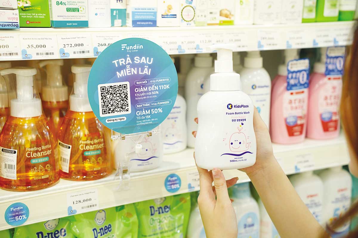 Tỷ lệ người từng sử dụng dịch vụ mua trước trả sau tại Việt Nam tăng nhanh từ 17% (năm 2022) lên 49% (năm 2025)