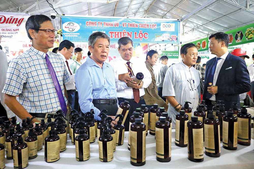 Bí thư Tỉnh ủy Vĩnh Long Ngô Chí Cường (áo xanh) tham quan gian hàng OCOP của tỉnh