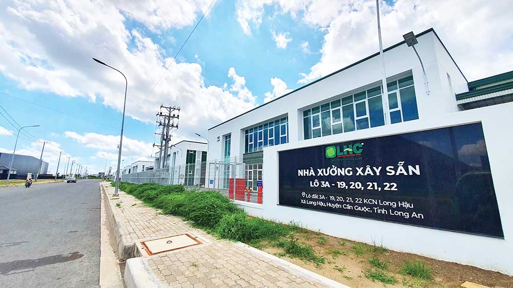 Nhu cầu kho xưởng xây sẵn dự kiến vẫn tăng cao trong thời gian tới. Trong ảnh: Nhà xưởng xây sẵn tại KCN Long Hậu