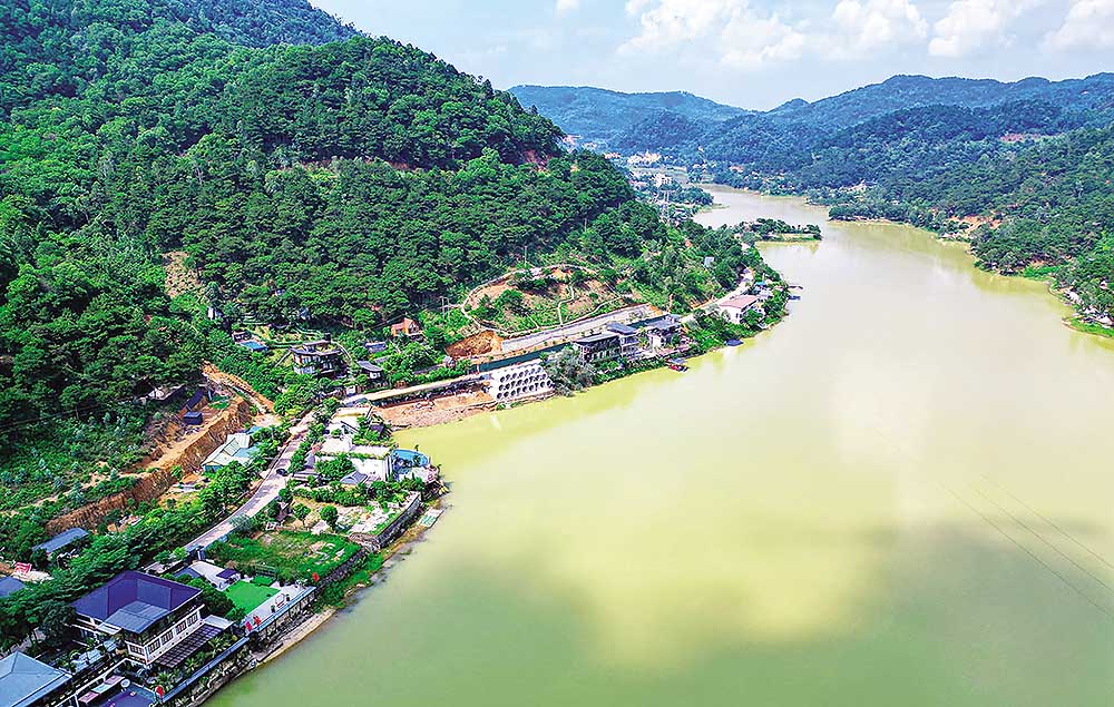 Một trong những khu vực có nhiều công trình xây dựng trái quy định trên đất rừng phòng hộ Sóc Sơn (Ảnh: Quang Phong)