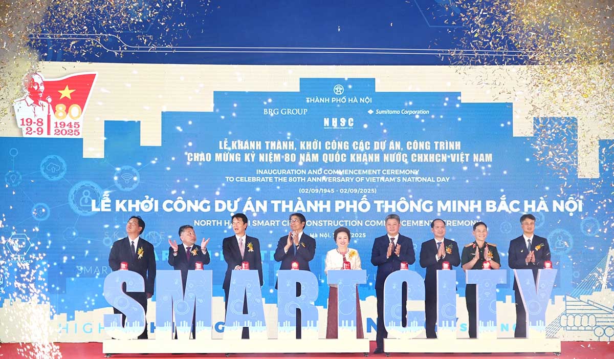 Các đại biểu thực hiện nghi thức khởi công Dự án Thành phố thông minh Bắc Hà Nội