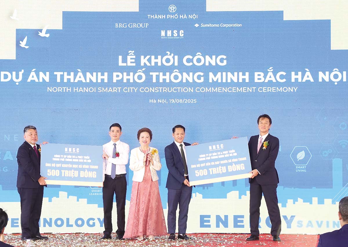 Lãnh đạo Công ty Cổ phần Đầu tư và Phát triển Thành phố thông minh Bắc Hà Nội trao 1 tỷ đồng ủng hộ hoạt động an sinh xã hội của xã Vĩnh Thanh, gồm 500 triệu đồng cho Quỹ Khuyến học - Khuyến tài và 500 triệu đồng cho Quỹ Đền ơn đáp nghĩa