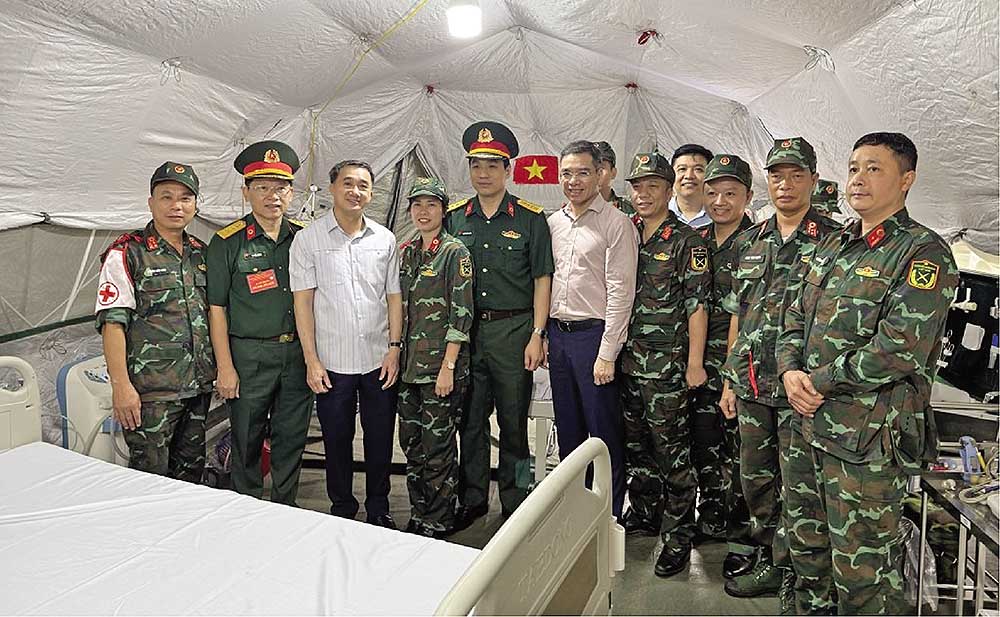 Thứ trưởng Bộ y tế Trần Văn Thuấn và lực lượng quân y tại trạm cấp cứu khu vực đường Độc Lập