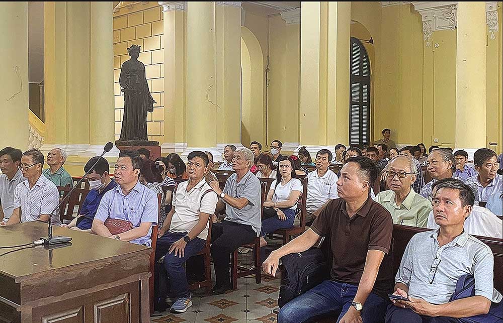 Các bị hại trong vụ án đang theo dõi phiên tòa