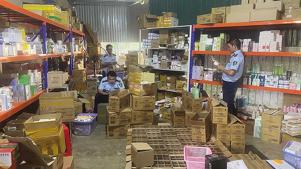 Lực lượng chức năng kiểm tra một cơ sở kinh doanh mỹ phẩm tại Đắc Lắk