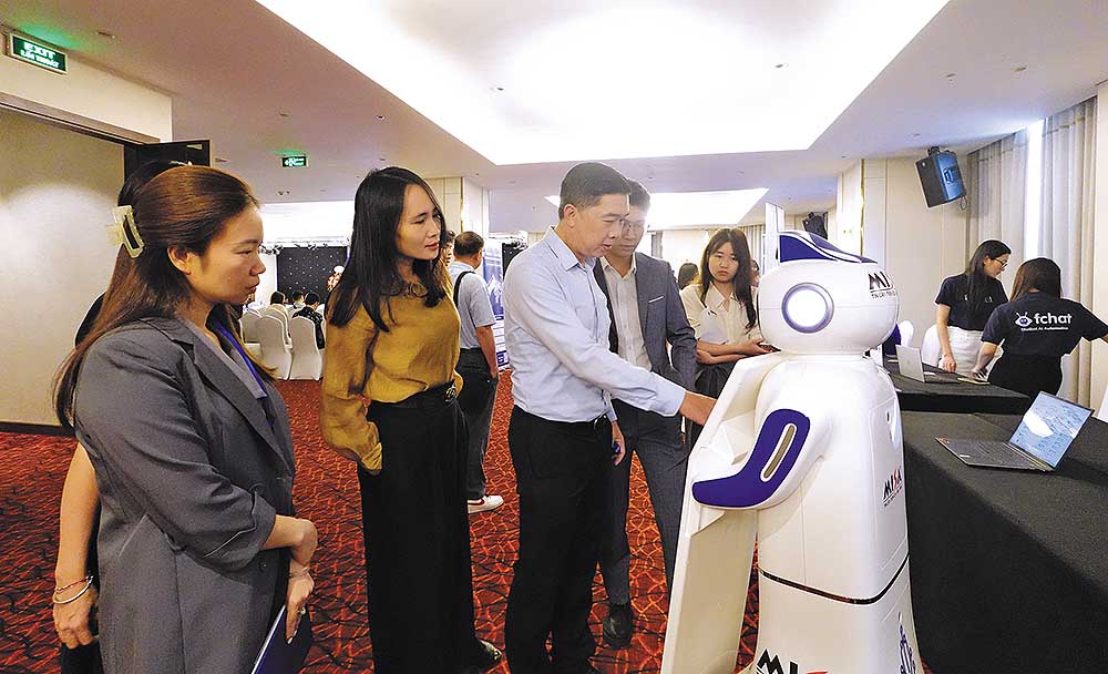 Nhiều nhà hàng, khách sạn tại Hà Nội đã đưa robot lễ tân vào phục vụ khách hàng	 ảnh: hồ hạ
