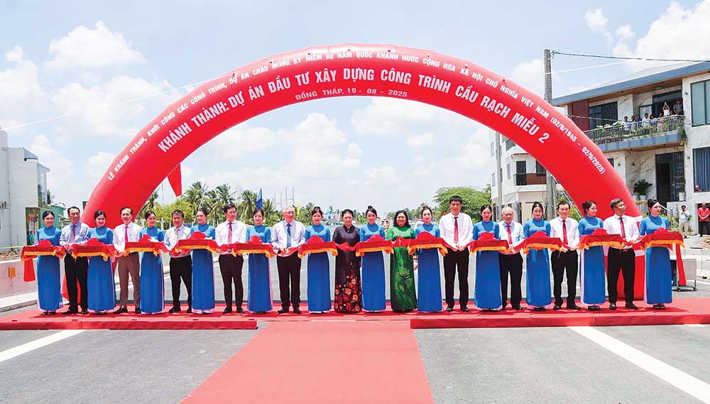Cầu Rạch Miễu 2, kết nối giao thông 2 tỉnh Đồng Tháp và Vĩnh Long, góp phần thúc đẩy tăng trưởng (Ảnh: baovinhlong online)