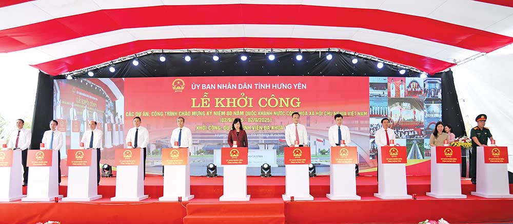 Ủy viên Trung ương Đảng, Phó trưởng Ban Tuyên giáo và Dân vận Trung ương Ngô Đông Hải;  Ủy viên Trung ương Đảng, Bộ trưởng Bộ y tế Đào Hồng Lan và Ủy viên Trung ương Đảng, Bí thư Tỉnh ủy Hưng Yên Nguyễn Hữu Nghĩa cùng lãnh đạo tỉnh khởi công Dự án Bệnh viện Đa khoa Thái Bình