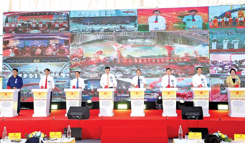 Chủ tịch HĐND tỉnh Hưng Yên Trần Quốc Văn, Chủ tịch UBND tỉnh Hưng Yên Nguyễn Khắc Thận cùng lãnh đạo tỉnh khởi công Dự án xây dựng tuyến đường kết nối di sản văn hoá du lịch và phát triển kinh tế dọc sông Hồng