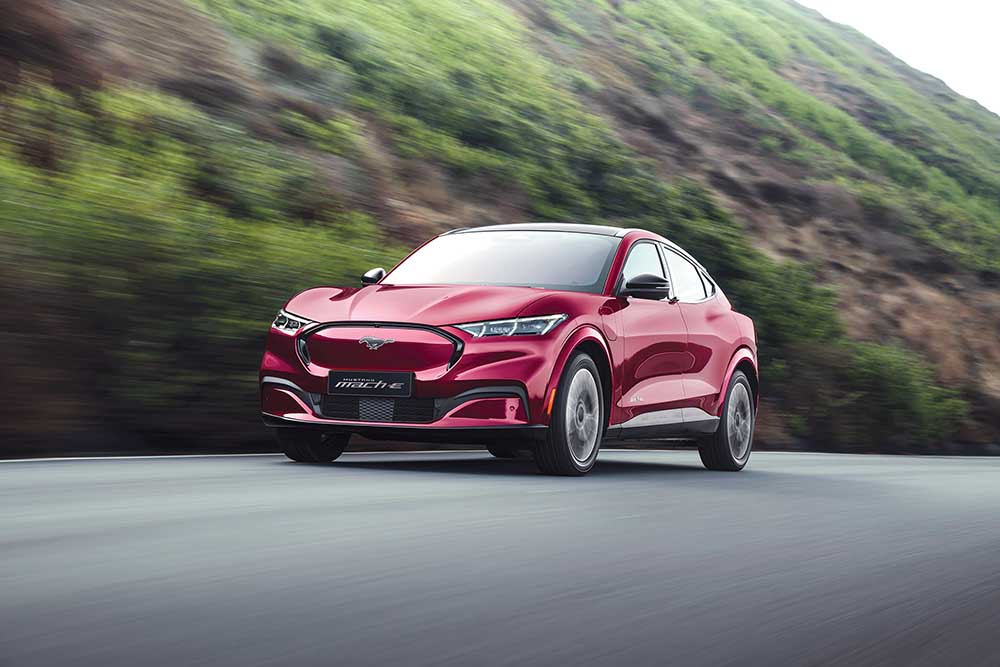 Mustang Mach-E phiên bản Premium AWD sẽ được bàn giao tới khách hàng Việt Nam từ tháng 10/2025, với giá bán lẻ khuyến nghị (đã bao gồm VAT) là 2,599 tỷ đồng. Khách hàng được tặng kèm bộ sạc di động theo xe, bộ sạc treo tường (wallbox) và miễn phí công lắp đặt. 150 khách đặt hàng đầu tiên sẽ nhận thêm voucher tương đương 6 tháng sử dụng dịch vụ trạm sạc, bộ quà tặng chào mừng khách hàng Mach-E.  