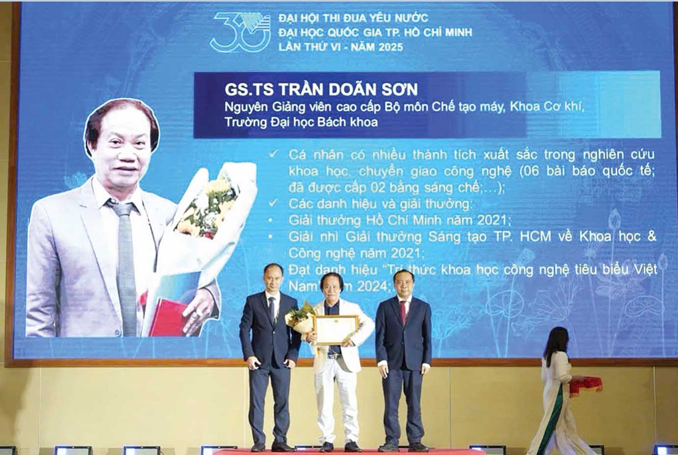 GS-TS. Trần Doãn Sơn được vinh danh tại Đại hội Thi đua yêu nước Đại học Quốc gia TP.HCM lần thứ VI năm 2025