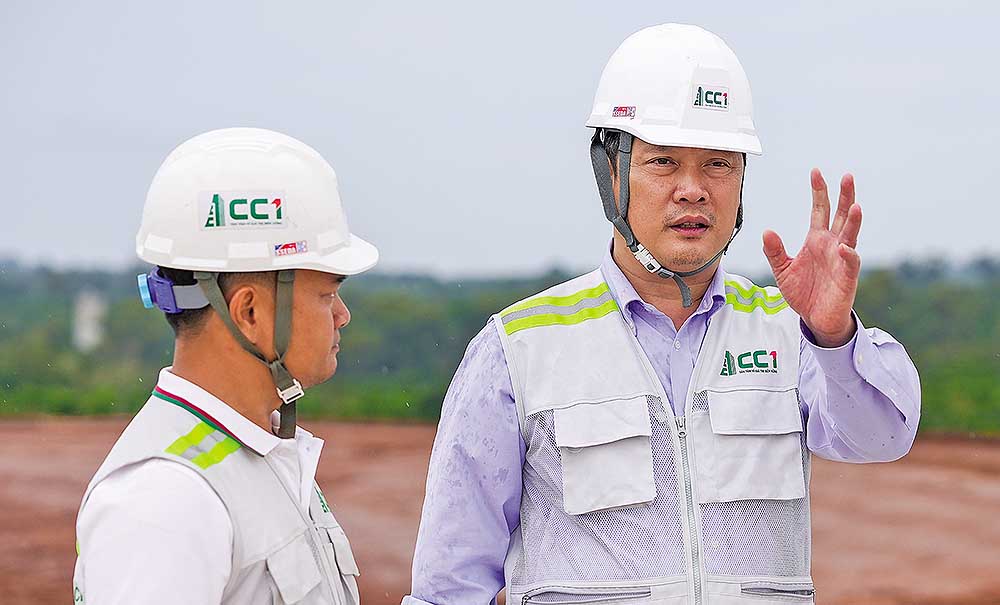 Ông Phan Hữu Duy Quốc (bên phải) chỉ đạo thi công trên công trường