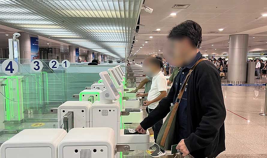 Cần siết quy trình cấp e-visa để hạn chế việc người nước ngoài ở lại Việt Nam trái phép. Trong ảnh: Làm thủ tục nhập cảnh tại sân bay Nội Bài
