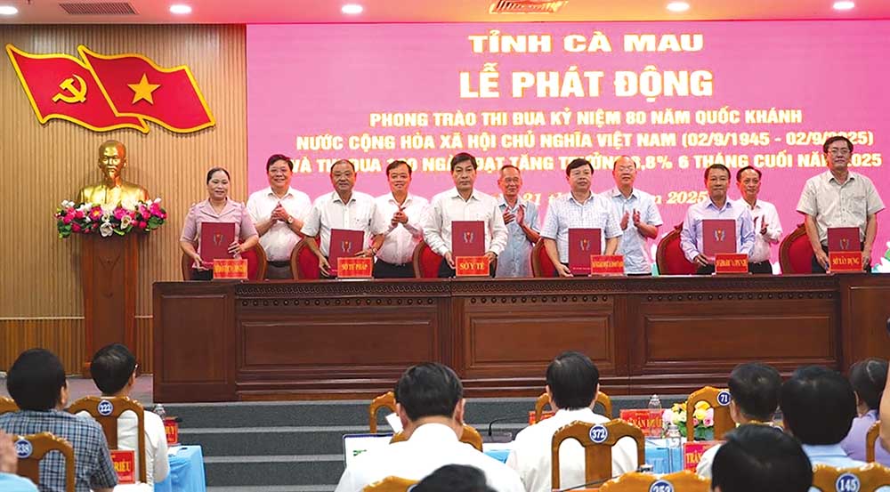 Lãnh đạo tỉnh Cà Mau chứng kiến ký giao ước thi đua 180 ngày phấn đấu tăng trưởng từ 8,8% trong 6 tháng cuối năm 2025	 ảnh: cổng ttđt cà mau