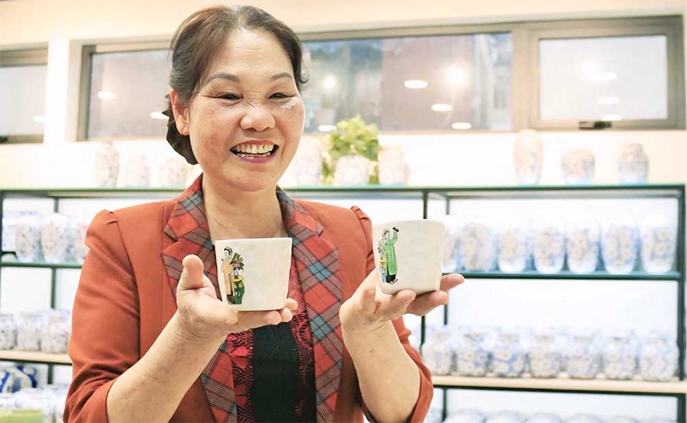 Nghệ nhân Hà Thị Vinh là niềm tự hào của người dân làng gốm cổ Bát Tràng