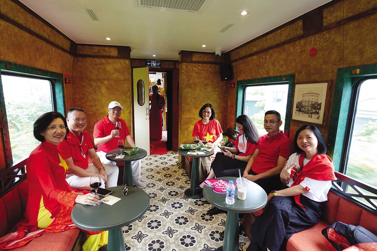 Du khách trải nghiệm đoàn tàu du lịch hai tầng The Hanoi Train (Ảnh: Hồ Hạ)