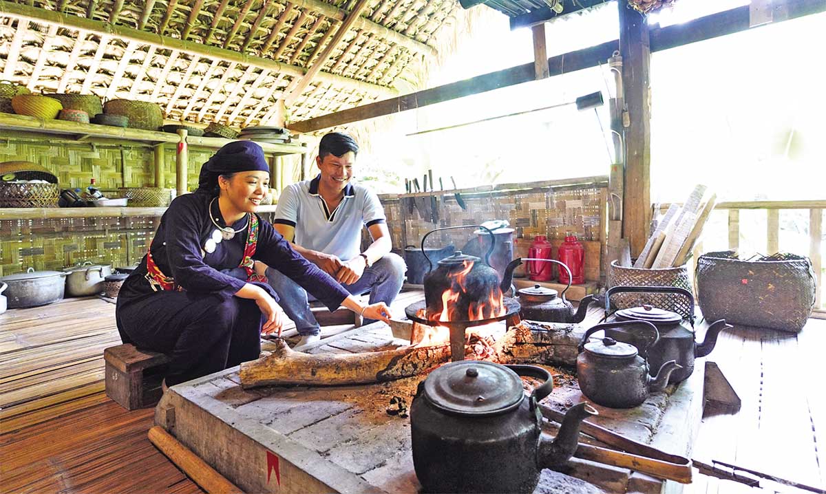 Du khách trải nghiệm và khám phá ẩm thực tại bản làng Thái Hải, Thái Nguyên	ảnh: hồ hạ