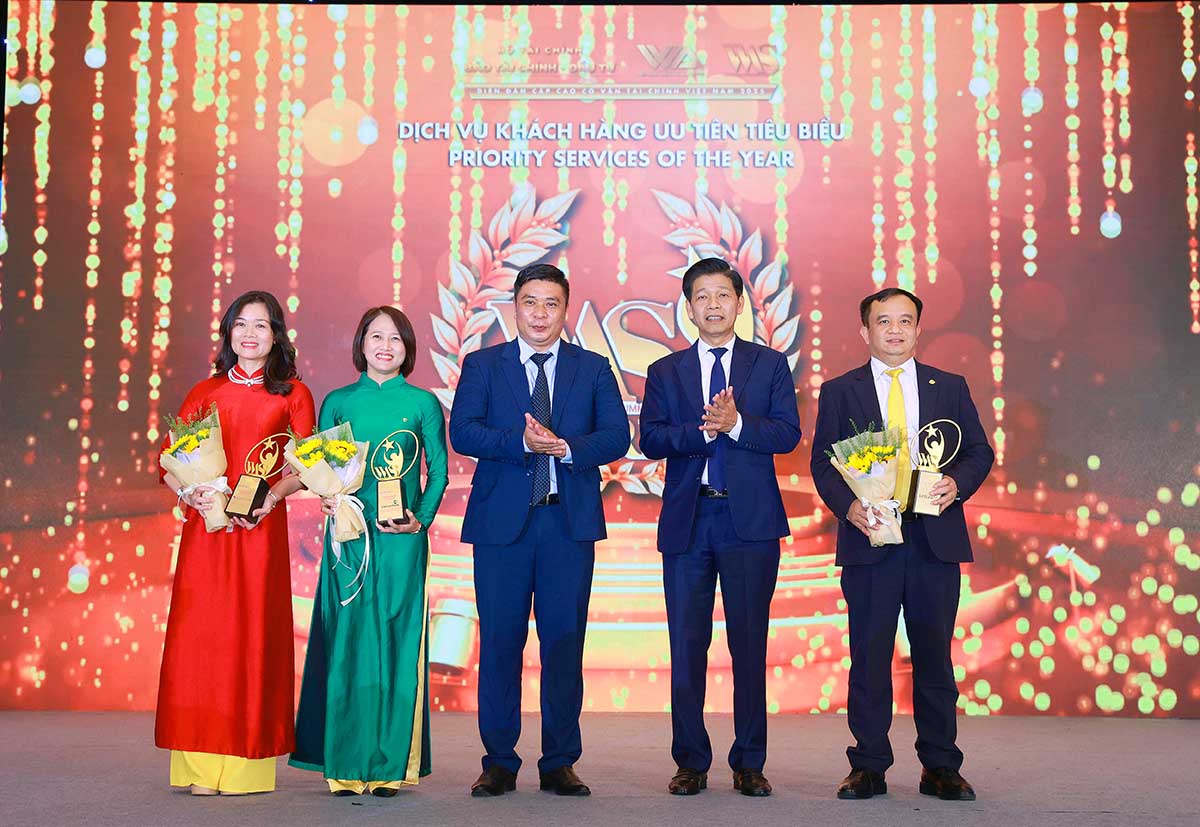 Phạm Văn Hoành, Tổng Biên tập Báo tài chính - Đầu tư, Trưởng ban Tổ chức Diễn đàn & ông Nguyễn Minh Tuấn chụp ảnh lưu niệm cùng 3 đơn vị được vinh danh